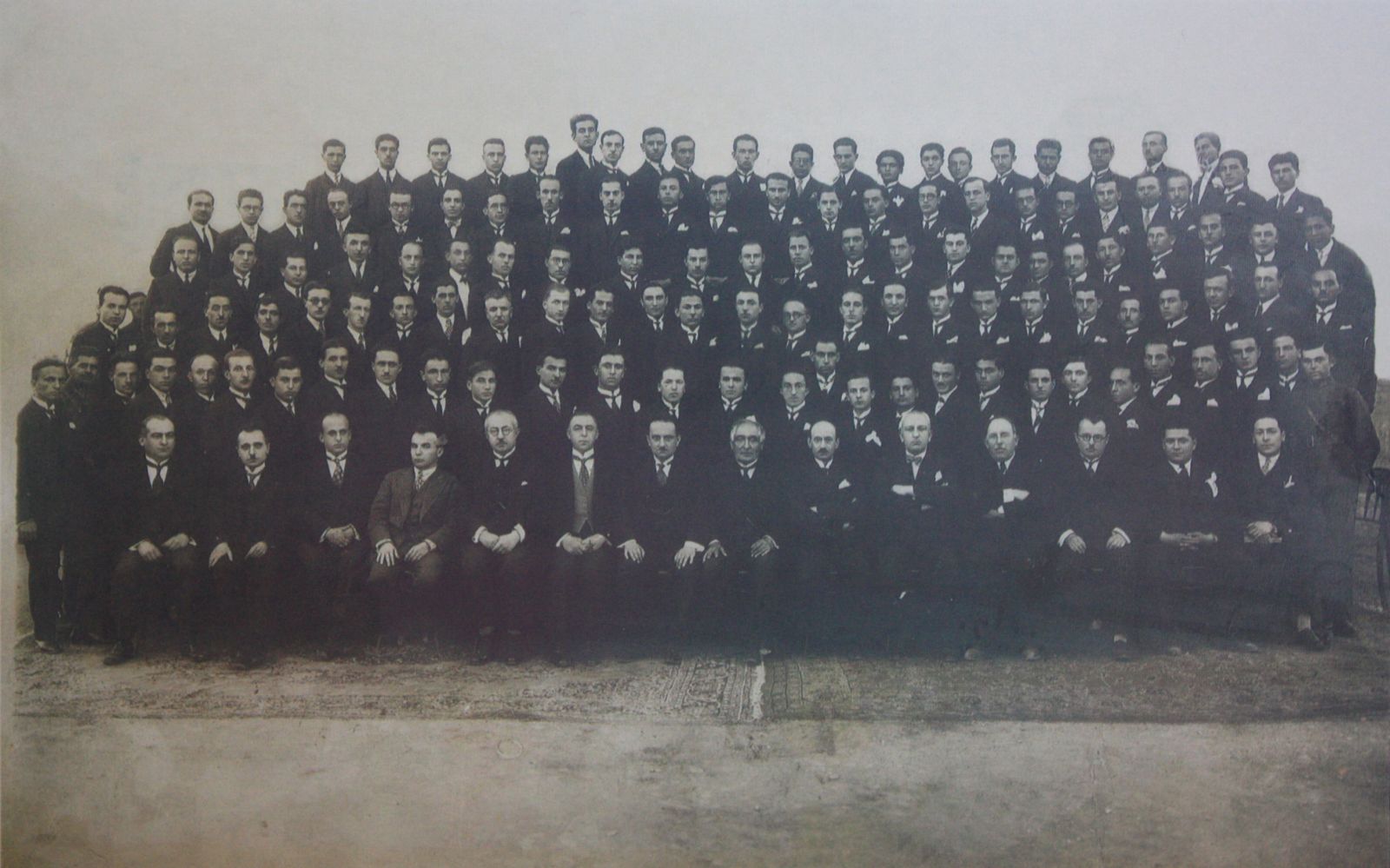 Adaletin Kapısı Açılırken: Türkiye’de Kadınların Hukuk Mesleğine Girişi 4 Ankara Adliye Hukuk Mektebinin 1928 tarihli ilk mezunlarından bir grup