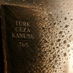 TCK 141, 142 ve 163’ün 1991’de kaldırılmasını ve Türk siyasal ceza hukukundaki dönüşümü simgeleyen sanatsal Bir Zamanlar Suçtu Seri 10 görseli