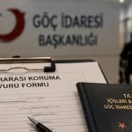 Göç idaresinde uluslararası koruma başvuru dosyası ve bekleme alanını gösteren gerçekçi kapak